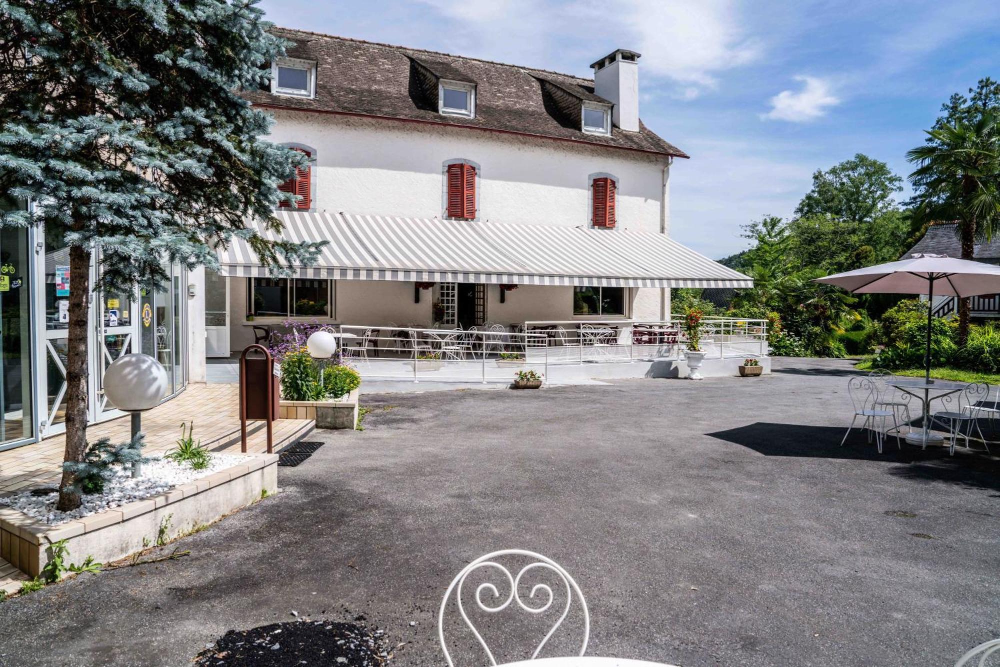 Logis Le Vieux Logis Hotel Lestelle-Betharram Bagian luar foto